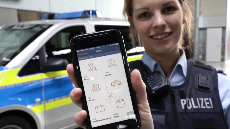 Start Auslieferung Handys für Polizei NRW-  Polizistin mit Handy