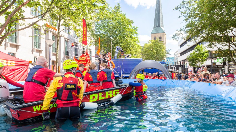 Ein Boot der DLRG fährt in einem Pool auf dem Katastrophenschutztag in Bonn.