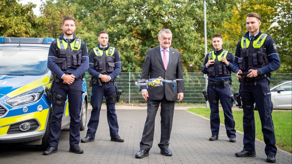 Einführung Drohnen Polizei NRW  - Gruppenbild Minster Reul und Polizisten