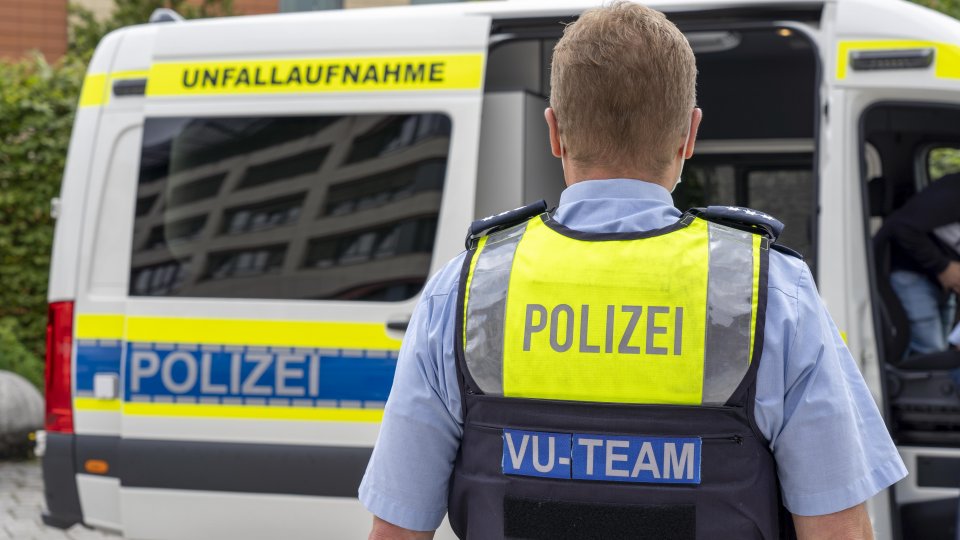 Vorstellung VU-Teams Köln 02.08.2021 - Polizeiwagen und Polizist mit Weste VU-Team