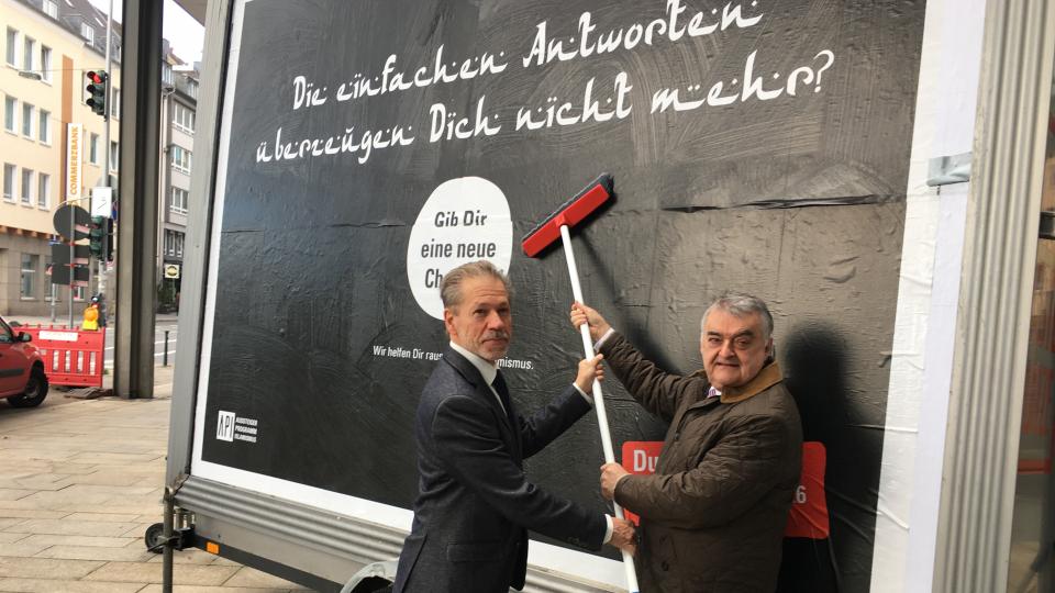 Minister Reul und Burkhard Freier stellen die Kampagne vor.
