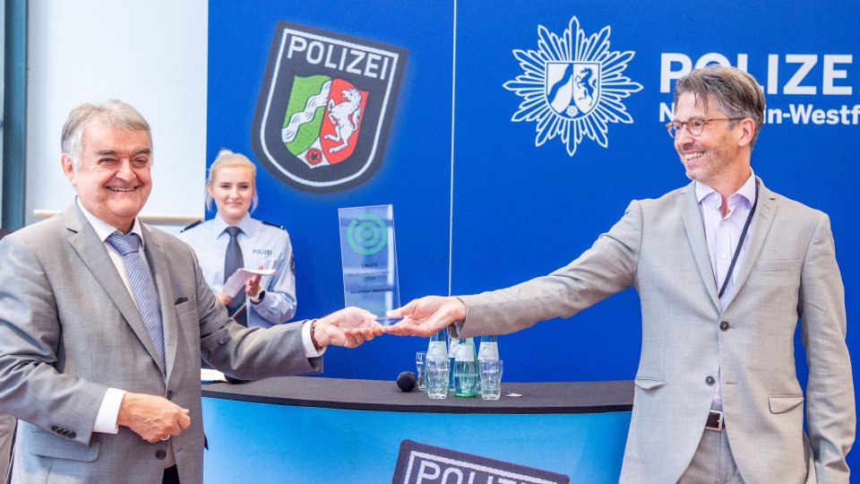 Trendence Siegel - Polizei NRW attraktivster Arbeitgeber - Übergabe an Minister Herbert Reul