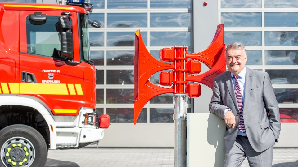 NRW-Innenminister Herbert Reul mit den neuen Feuerwehrhörnern