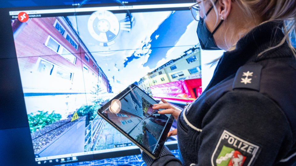 Eröffnung Innovation Lab Polizei 19.01.2022 - Polizistin mit Tablet
