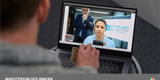 11.04.2022 Vorstellung Online Vernehmung, Polizeipräsidium Düsseldorf, Ermittler weisen sich bei einer Video-Schalte aus