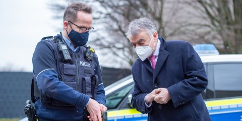 Pilot Projekt der NRW-Polizei: Erste Polizeibehörden testen Distanzelektroimpulsgeräte, Minister Herbert Reul lässt sich Gerät erläutern