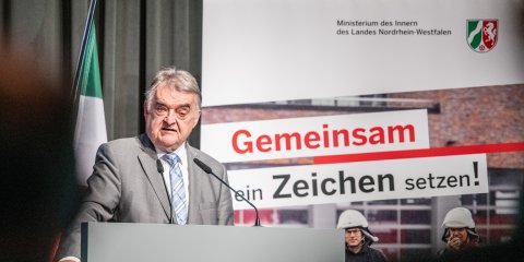 NRW-Innenminister Herbert Reul bei der Ansprache zur "NRW zeigt Respekt!" Kampagne