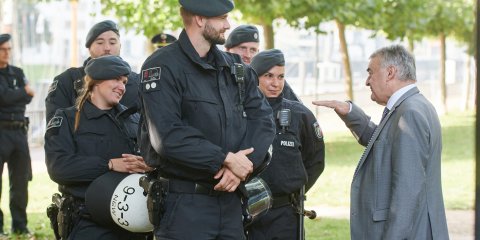 Neue Körperschutzausstattung Bereitschaftspolizei 07.09.2021 - Minister Reul im Gespräch mit Polizistinnen und Polizisten