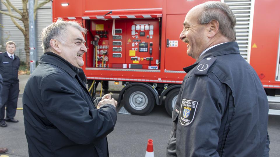 Innenminister Herbert Reul sieht sich den "Feuerwehranhänger Notstrom" an.