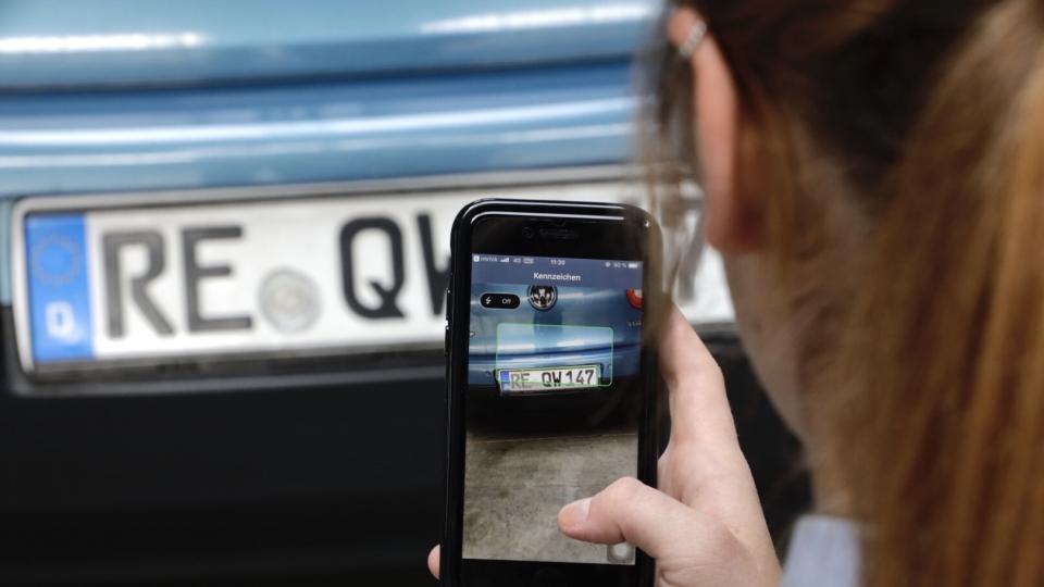 Start Auslieferung Handys für Polizei NRW-  Polizistin überprüft auf Handy Autokennzeichen