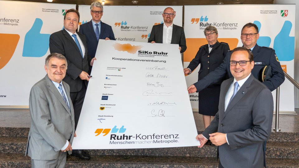 Kooperationsvertrag Siko Ruhr 22.06.20 - Gruppebild der Beteiligten