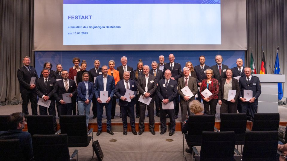 Gruppenfoto des PSU Teams mit Innenminister Herbert Reul