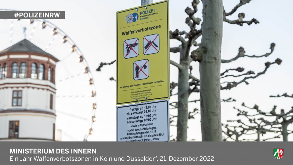 21.12.2022 1 Jahr Waffenverbotszonen, Hinweisschild in Düsseldorf