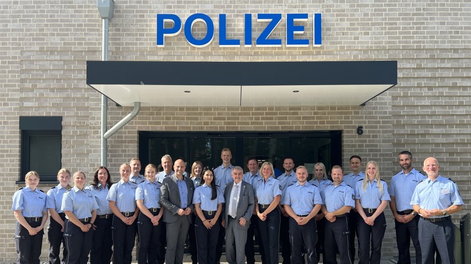 Herbert Reul mit Beamten der Polizei vor neuer Wache