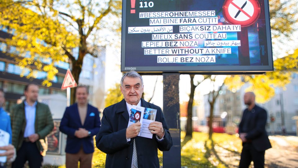 Minister Reul vor Plakat