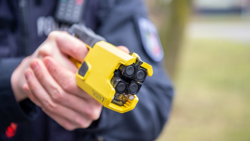 Pilot Projekt der NRW-Polizei: Erste Polizeibehörden testen Distanzelektroimpulsgeräte, Nahaufnahme vom Gerät