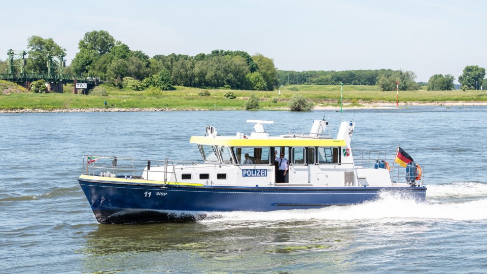 Boot der Wasserschutzpolizei auf dem Rhein