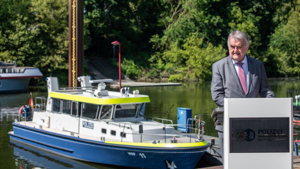 Herbert Reul vor derm Boot der Wasserschutzpolizei 