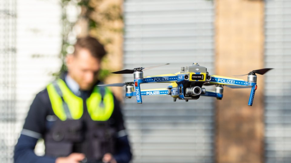 Einführung Drohnen bei Polizei NRW  - Steuerung Drohne durch Polizist