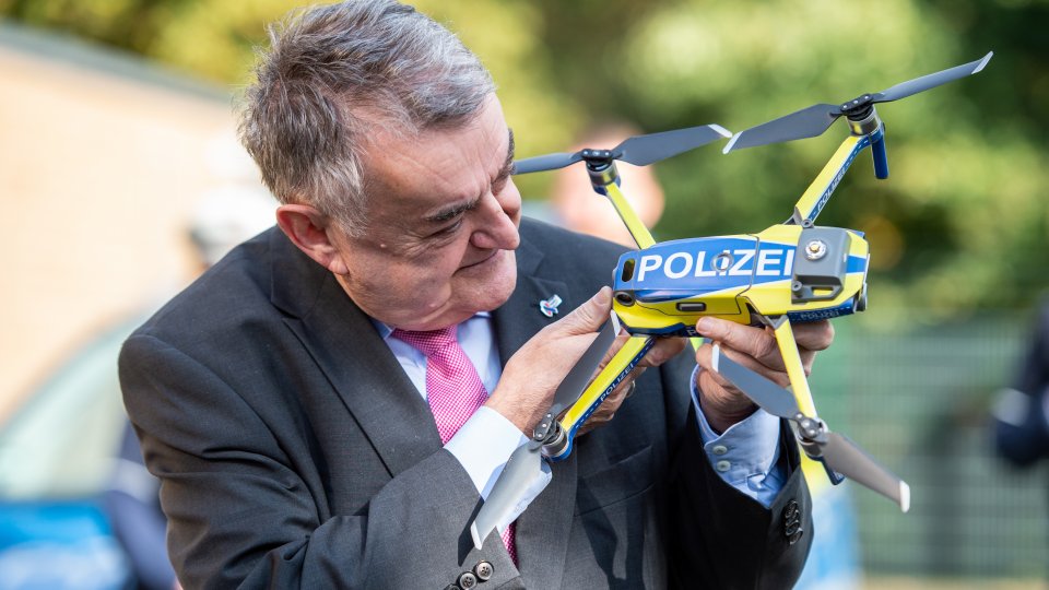 Einführung Drohnen Polizei NRW - Minister Reul mit Drohne