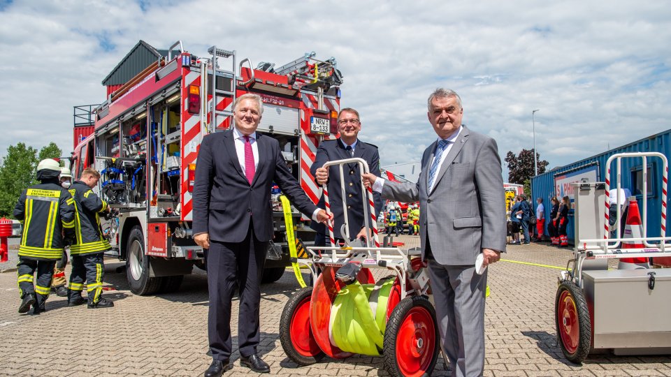 Neue Ausbildungs- und Übungsstandort für die NRW-Feuerwehren im Kreis Düren - Minister Reul mit Landrat und dem direktor des Instituts der Feuerwehr