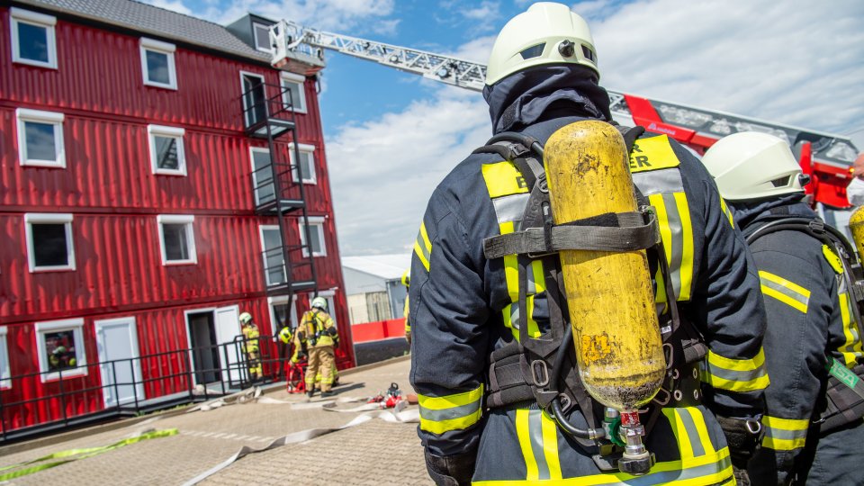 Neuer Ausbildungs- und Übungsstandort für die NRW-Feuerwehren im Kreis Düren - Übung mit Drehleiter