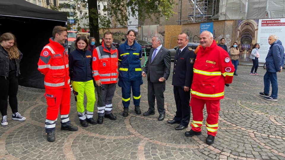 Minister Reus mit sechs Menschen des Rettungsdienstes 