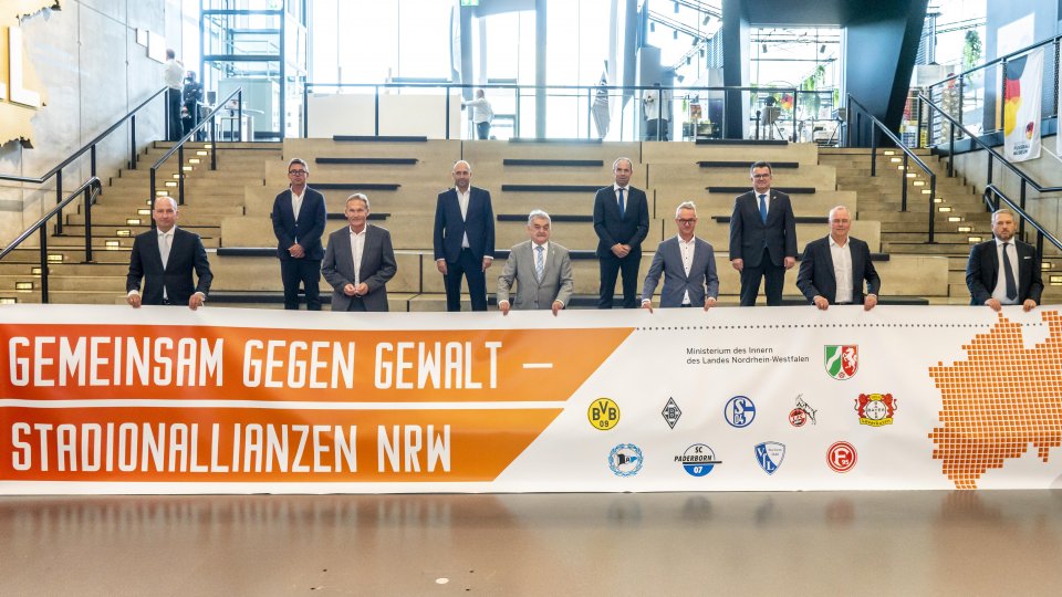 Stadionallianzen - Vereinbarung Innenministerium und 9 NRW-Fußballvereine gegen Gewalt im Stadion
