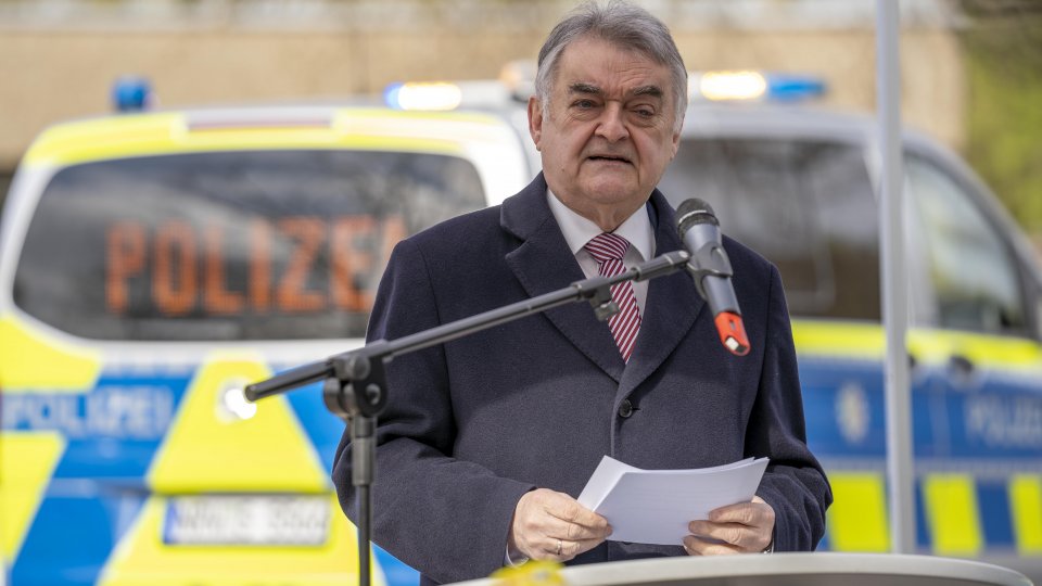 Neue Autos für die Autobahnpolizei - Rede Minister Reul