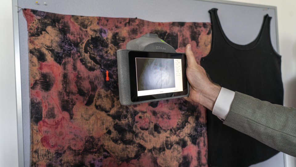 Infrarotkamera zeigt Blutspuren auf gemustertem Tuch 