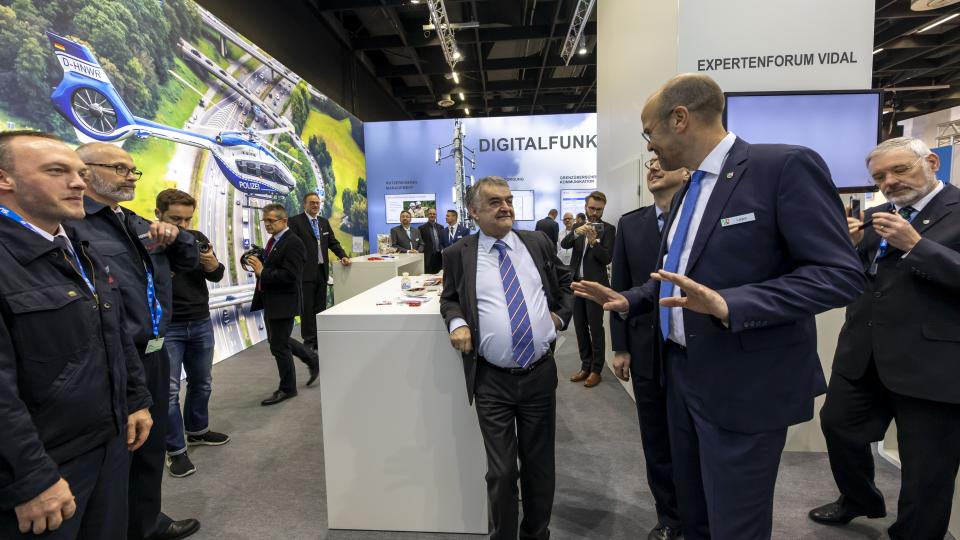 Innenminister Herbert Reul am Stand des IM NRW bei der PMR Expo