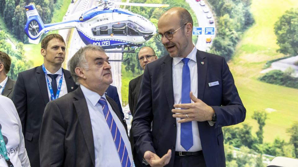 Innenminister Herbert Reul am Stand des IM NRW bei der PMR Expo