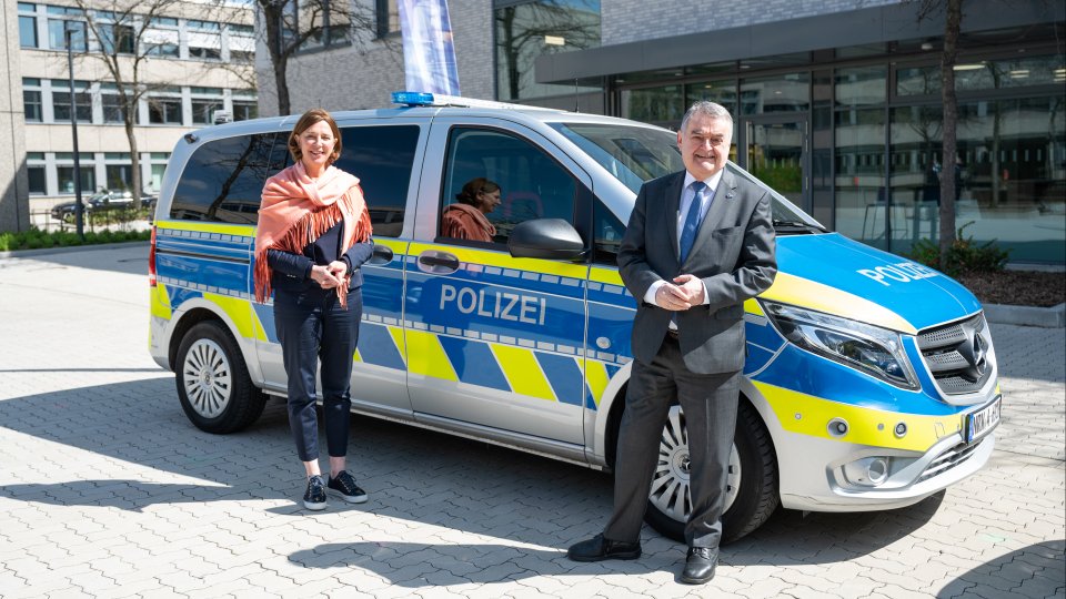 Vorstellung Fachoberschule Polizei - Ministerin Gebauer und Minister Reul mit Polizeiauto