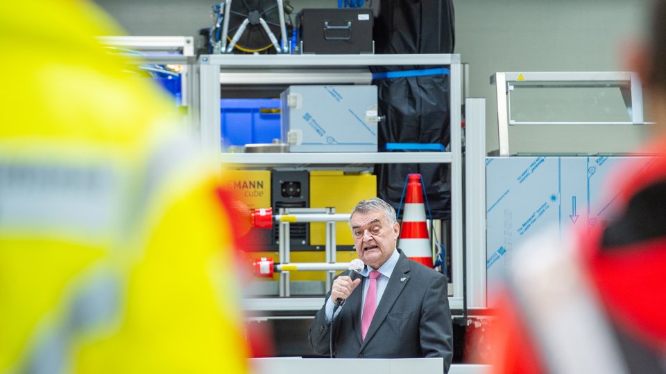 Mobile Einsatzküchen für Hilfsorganisationen in NRW - Rede Minister Reul
