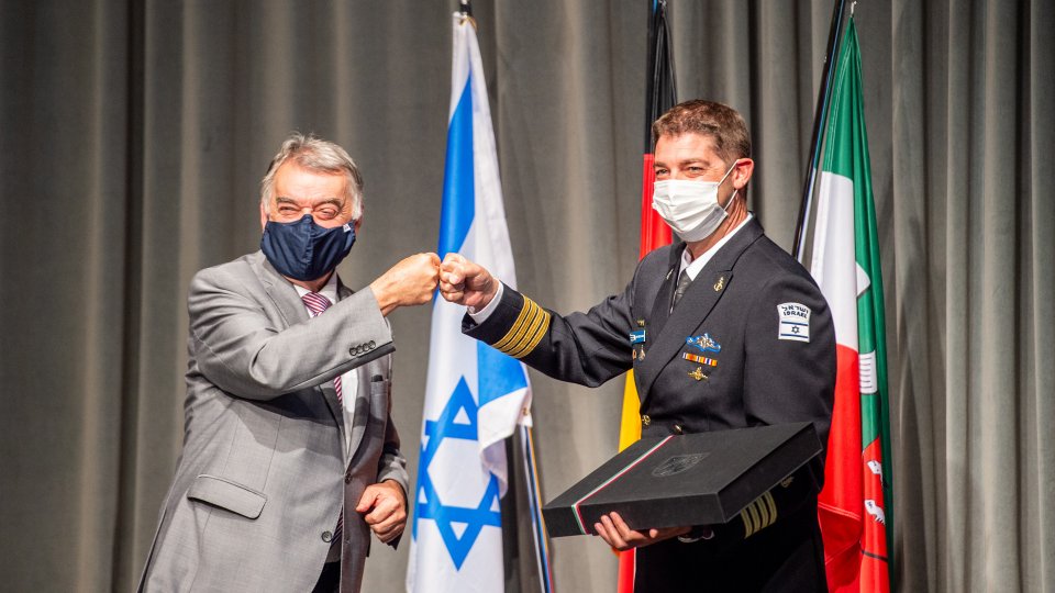 Geschenkübergabe des NRW-Innenministers Herbert Reul (links) an Ziv Barak, Kapitän zur See