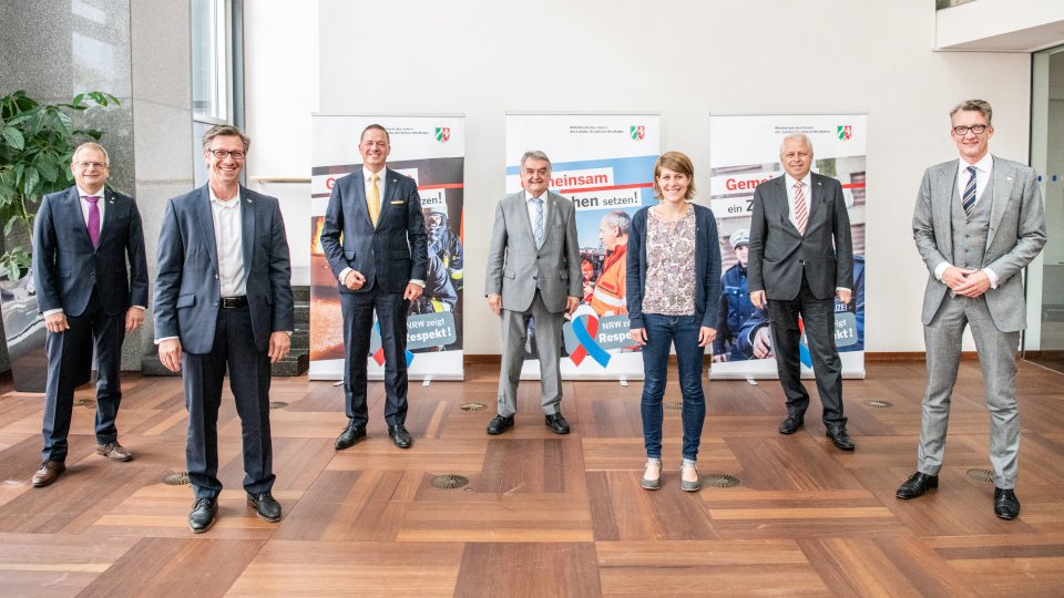 NRW-Innenminister Herbert Reul zusammen mit den Landtagsabgeordneten beim Eröffnngstermin der "NRW zeigt Respekt!" Kampagne