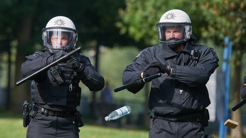 Neue Körperschutzausstattung Bereitschaftspolizei 07.09.2021- Zwei Polizisten