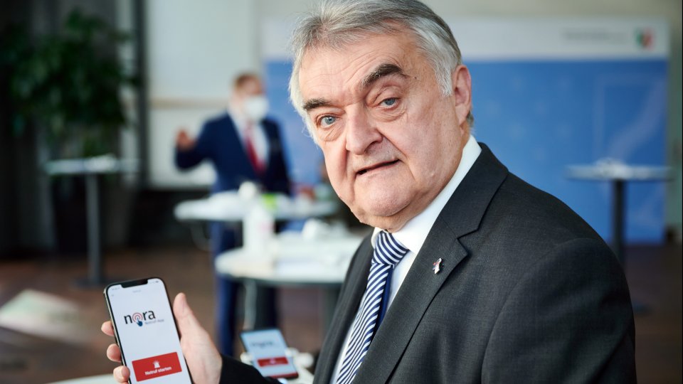 28.09.2021 Vorstellung Notruf App "nora", Minister Herbert Reul mit Handy