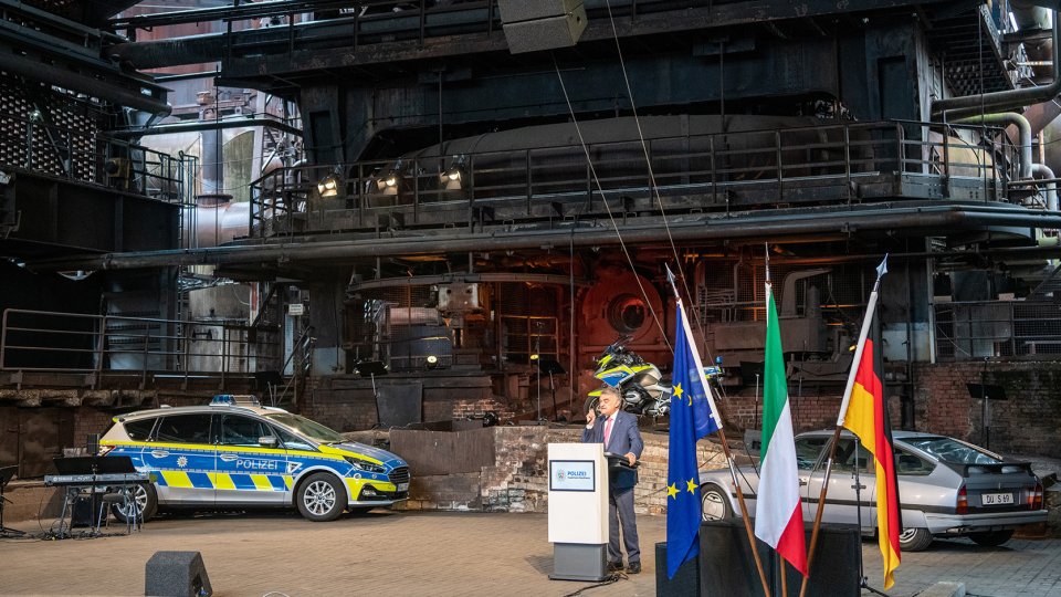 Vereidigungsfeier Duisburg 19.08.2021 - Bühne mit Polizeiauto