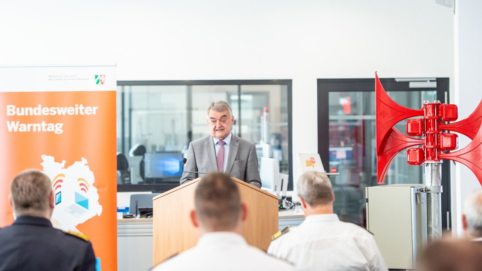 NRW-Innenminister Herbert Reul bei dem Pressetermin zum ersten bundesweiten Warntag