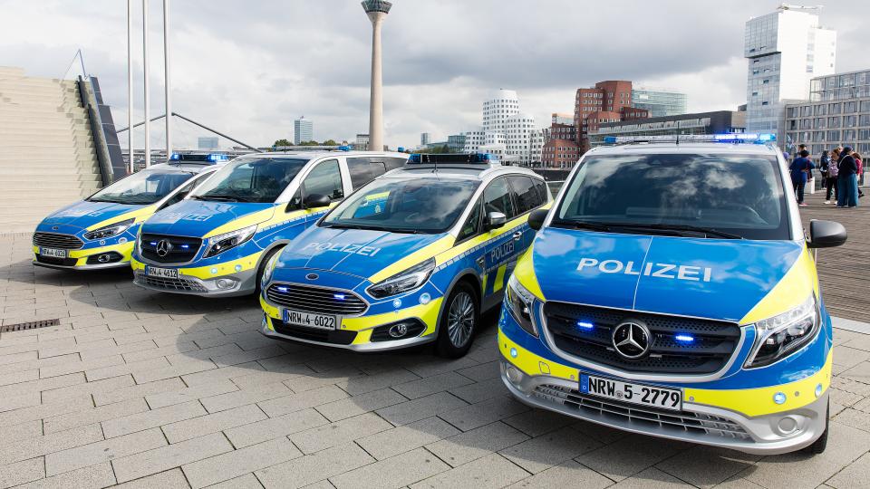 Neue Streifenwagen für die Polizei - Gruppenbild