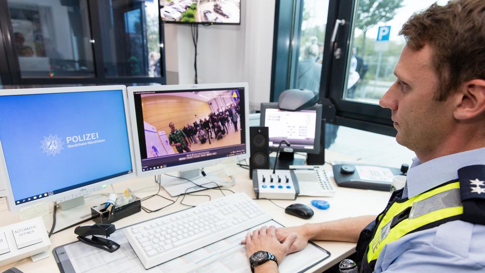 Einführung Bodycam für Polizei NRW - Polizist betrachtet Video am Bildschirm