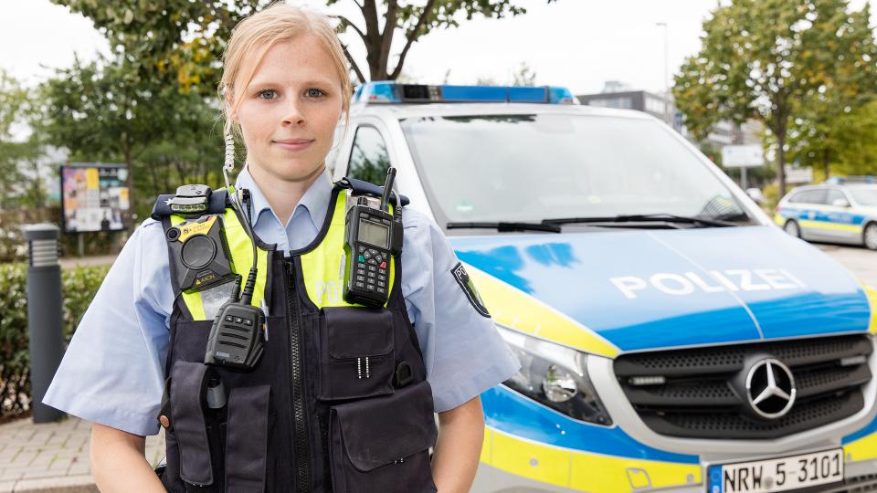 Einführung Bodycam für Polizei NRW - Polizistin vor Streifenwagen