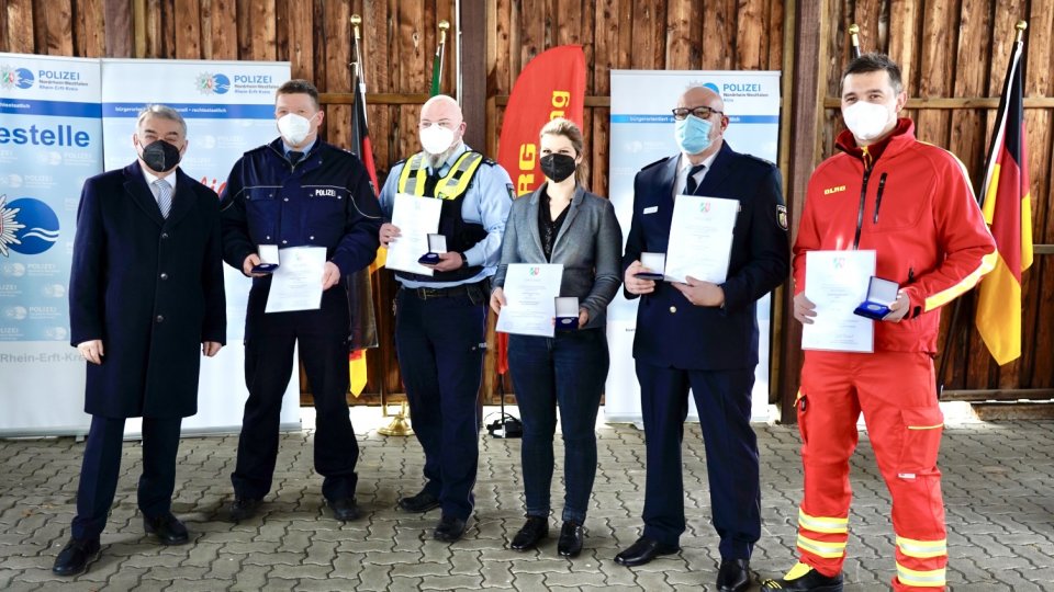 Flutmedaille, verliehen an Helferinnen und Helfer der Flutkatastrophe 2021, Minister Reul mit Helferinnen und Helfer von Polizei und DLRG