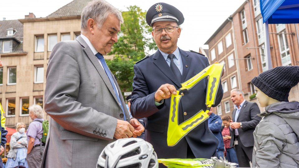 Minister Reul und Polizist beim Aktionstag Fahrrad/Pedelec 20.09.2021