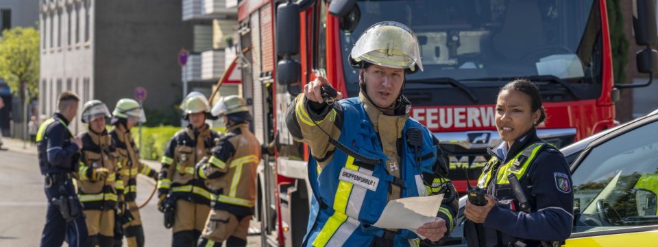 Rettungskräfte im Gespräch