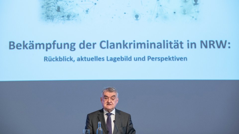 05.04.2022 Experten-Tagung Clankriminalität in Neuss, Rede Minister freul