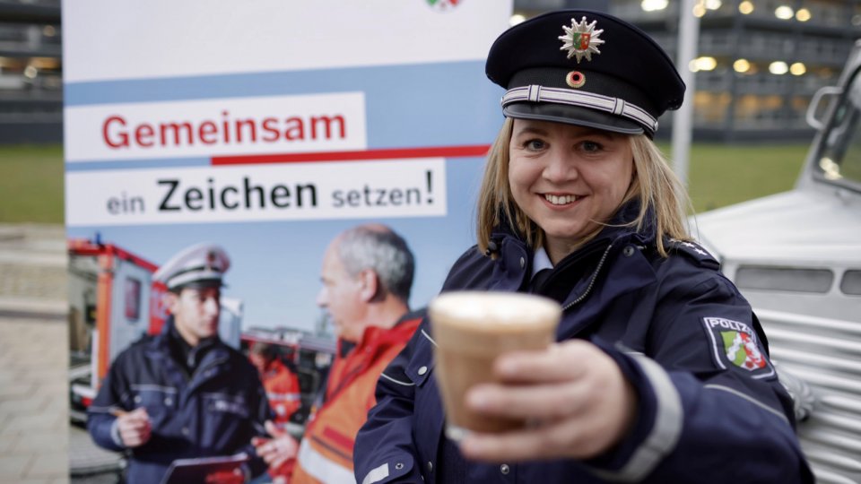 Coffee with a Cop am Landtag, Polizei lädt zu Gesprächen bei einem Kaffee ein