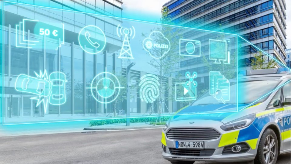 Digitalisierung bei der NRW-Polizei, Streifenwagen vor Gebäuden und Icons von Apps