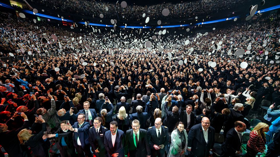 Mützenwurf bei der Landesweiten Vereidigungsfeier 2025.